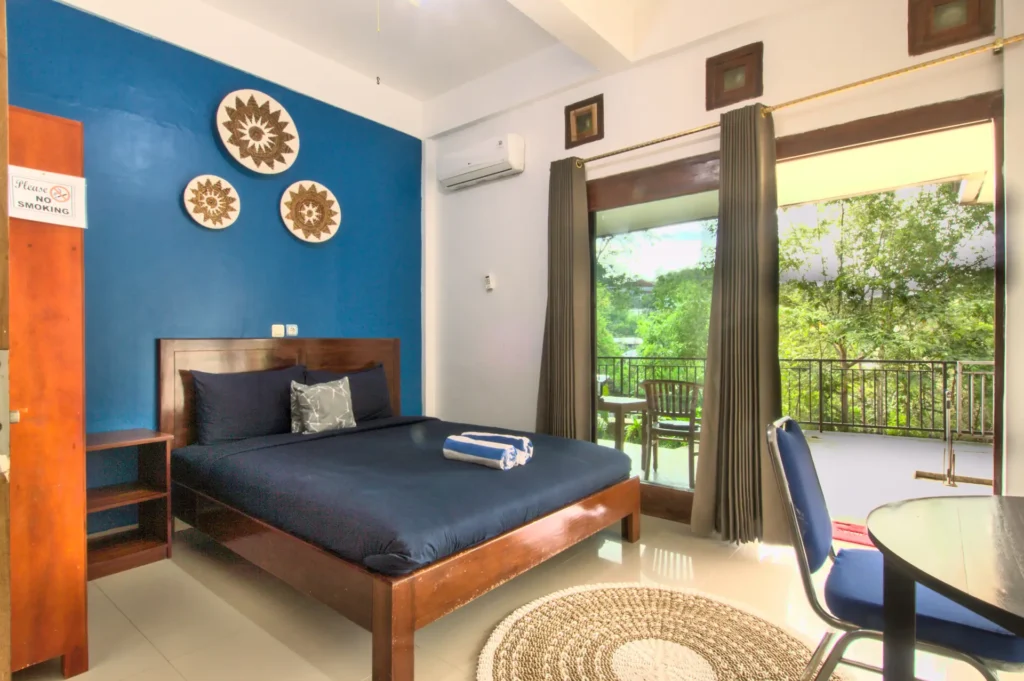 Hotel Bonne Nuit room with an outdoor view in Labuan Bajo