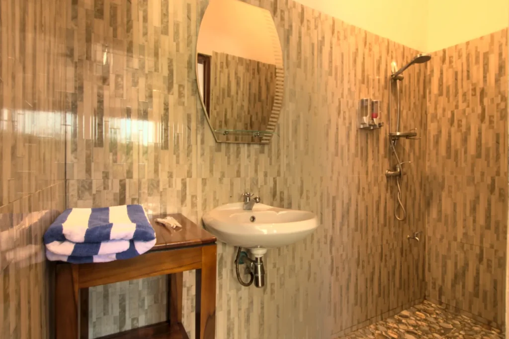 Private bathroom with hot shower – Hotel Bonne Nuit Labuan Bajo