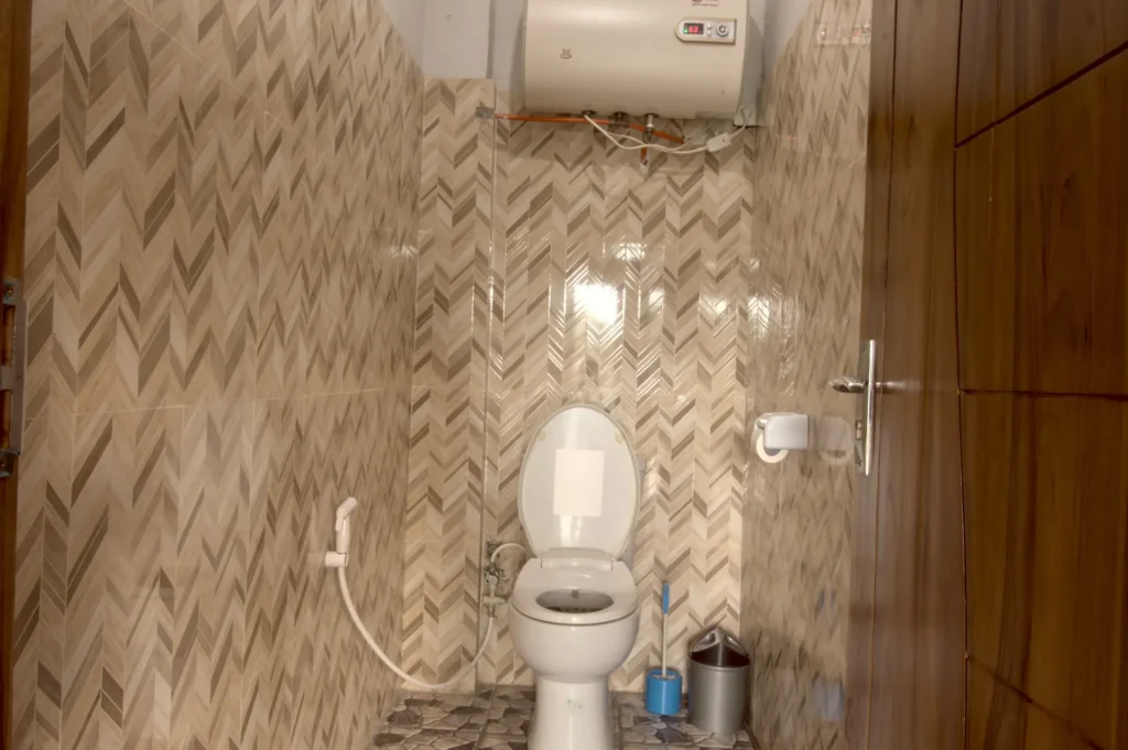 Clean private toilet – Hotel Bonne Nuit