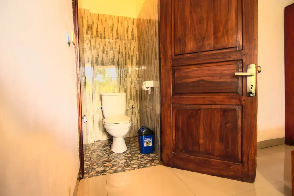 Clean private toilet – Hotel Bonne Nuit