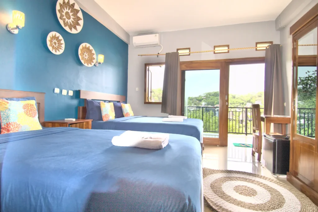 Hotel Bonne Nuit room with an outdoor view in Labuan Bajo
